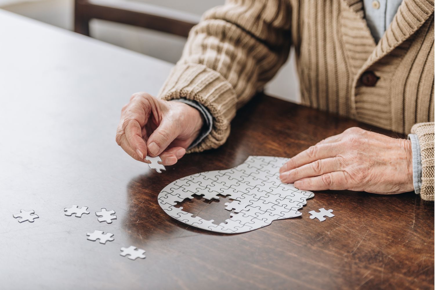 Un hombre con demencia haciendo un puzzle