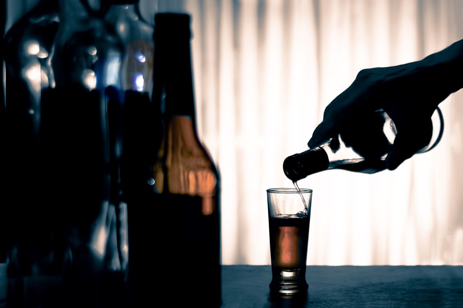 Foto de unas botellas de alcohol para ilustrar el artículo "Alcoholismo y trabajo: navegando el camino hacia la incapacidad permanente"
