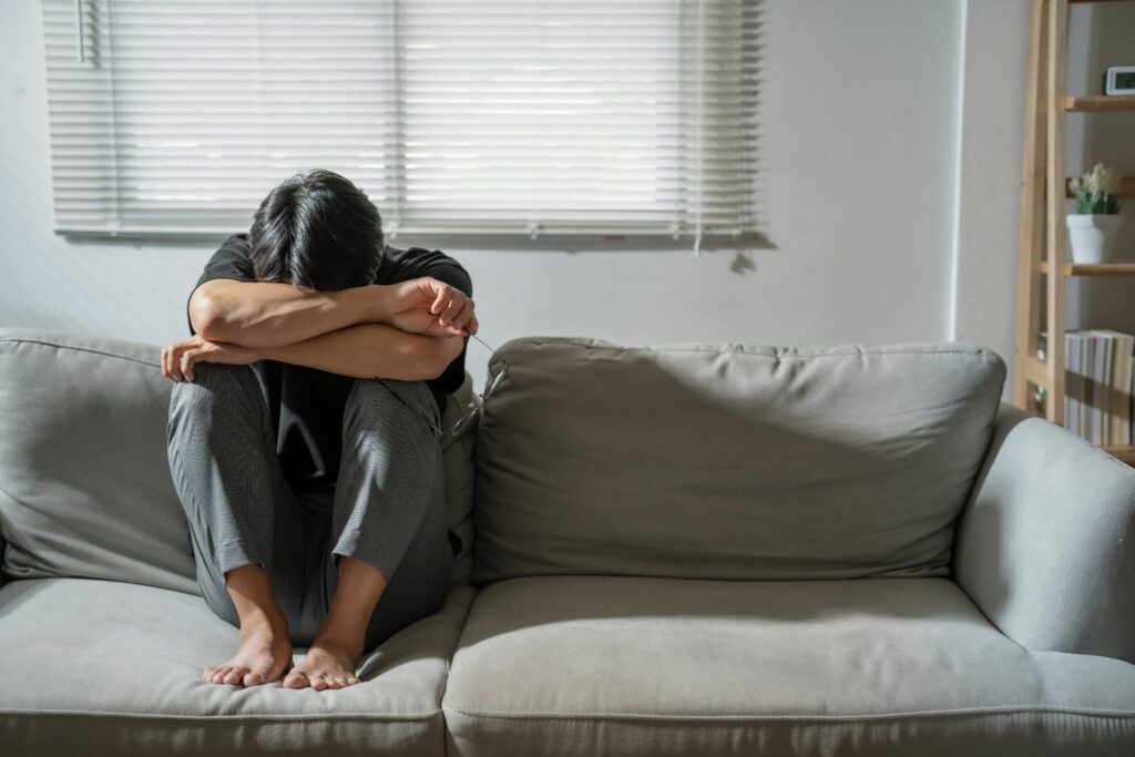 Foto de un hombre que sufre ansiedad en el sofá