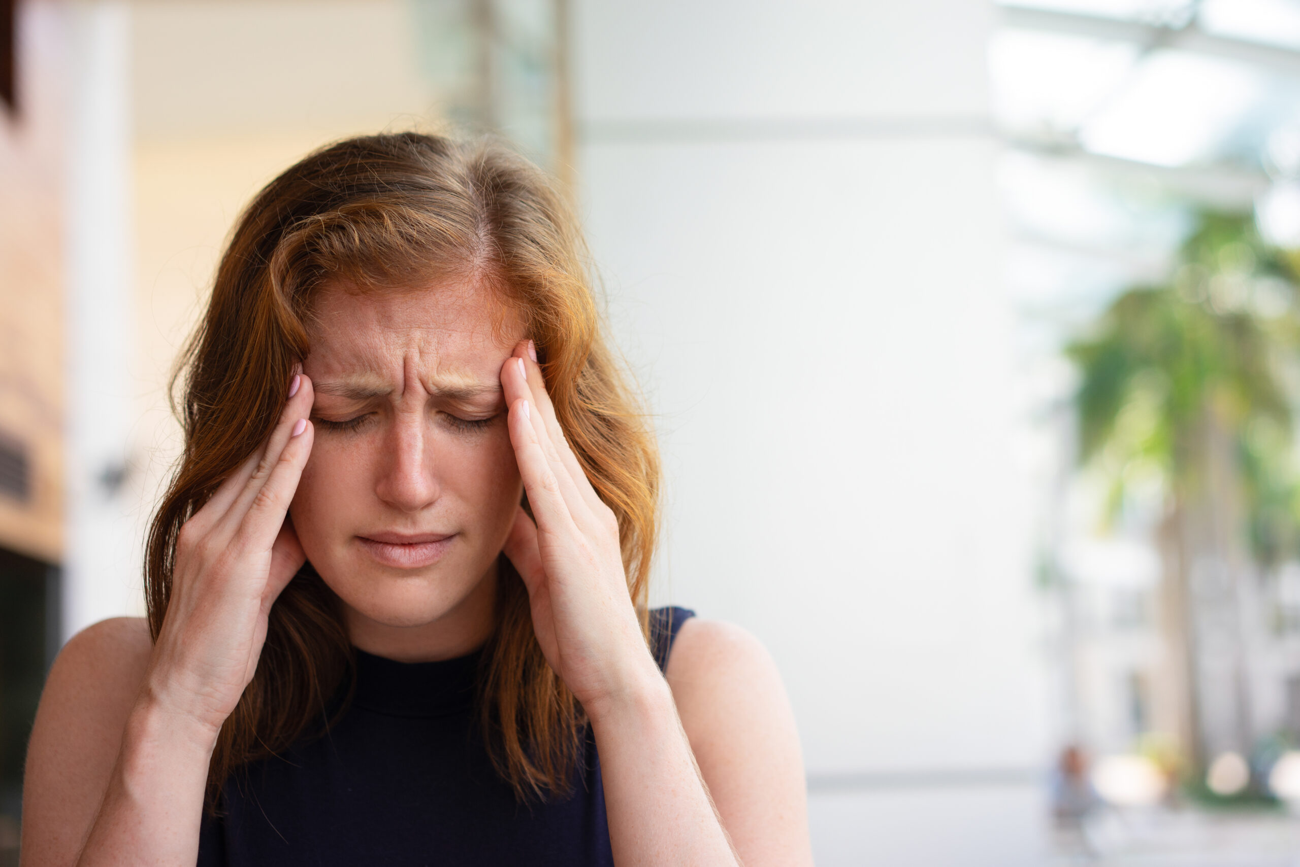 Mujer-con-dolor-de-cabeza